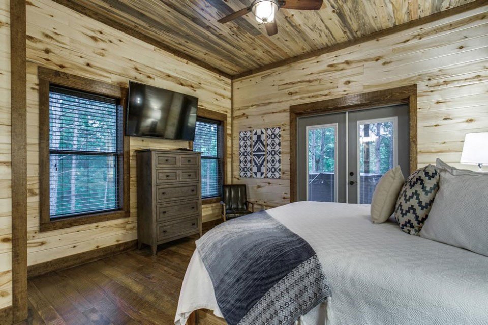 15-Rustic-Mountain-Lodge-King-Bedroom-Upstairs