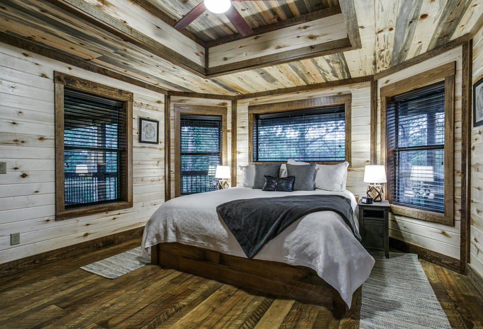 21-Rustic-Mountain-Lodge-Upper-Bedroom
